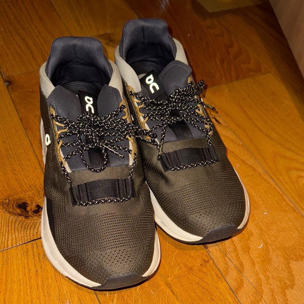 OnCloud Sneakers - Gray/Silver/Gold/White